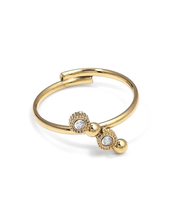 Anillo con detalles simétricos