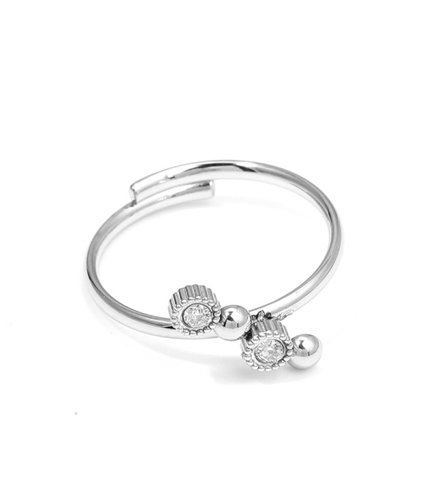 Anillo con detalles simétricos