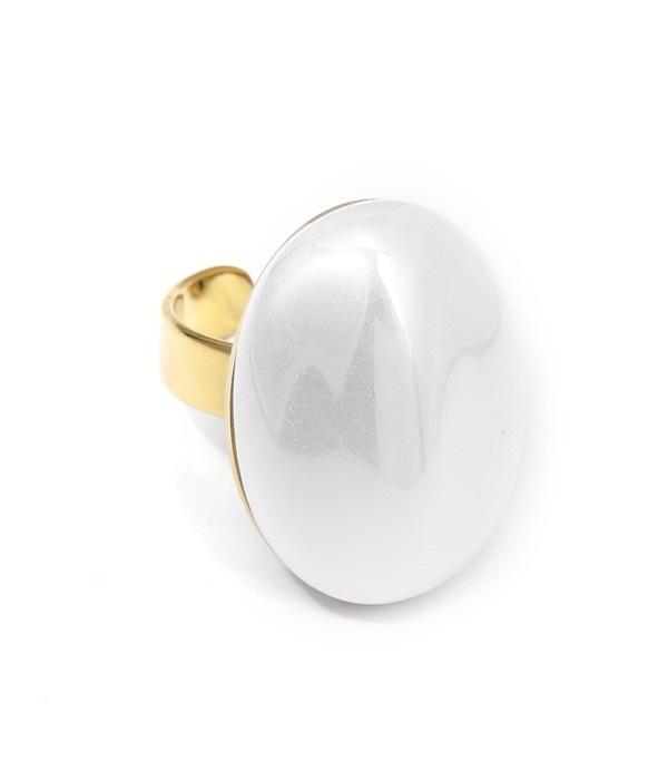 Anillo dorado con perla ovalada