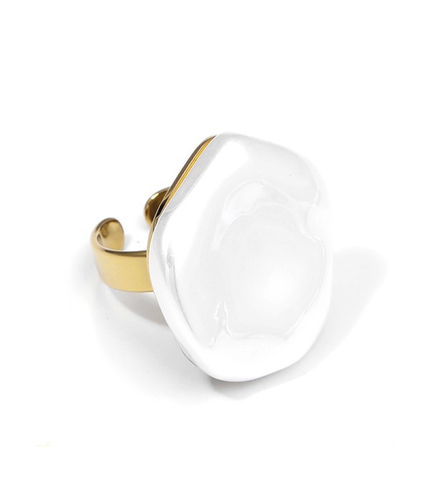 Anillo dorado con perla irregular