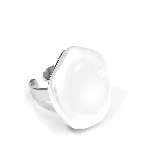 Anillo plateado con perla irregular