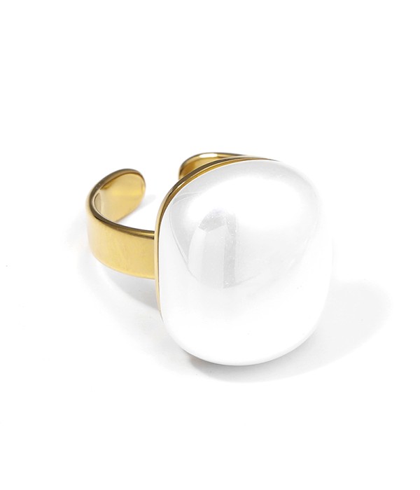 Anillo dorado con perla blanca