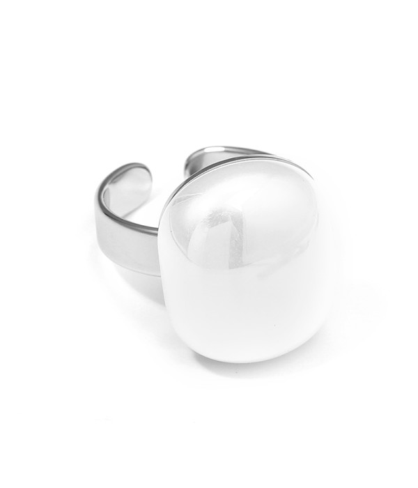 Anillo plateado con perla blanca