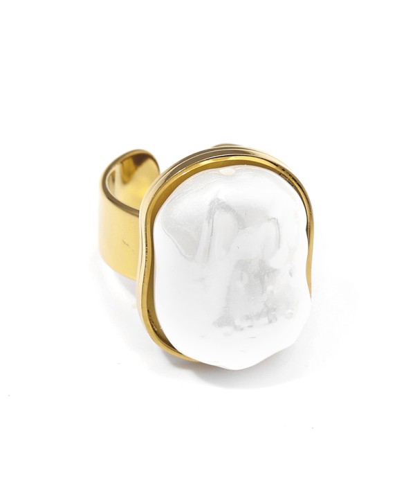 Anillo dorado con perla irregular