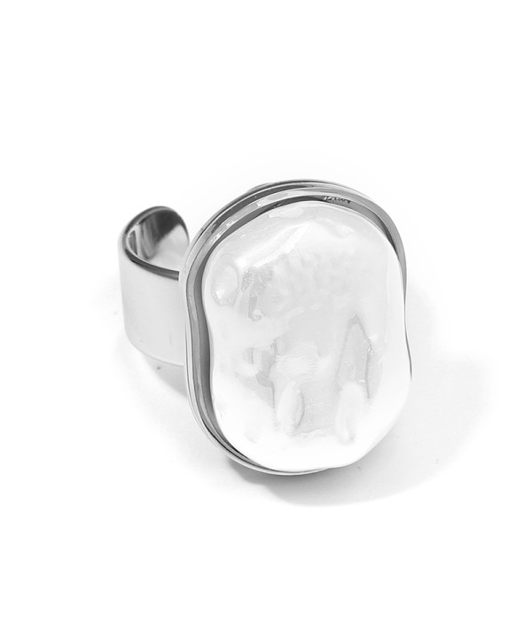 Anillo plateado con perla irregular