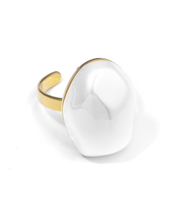 Anillo dorado con perla blanca grande