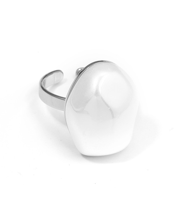 Anillo plateado con perla blanca grande