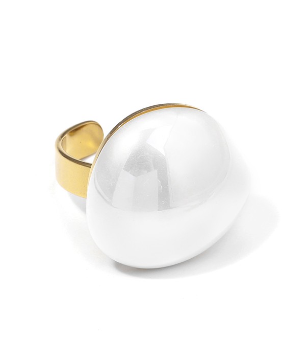 Anillo dorado con perla ovalada