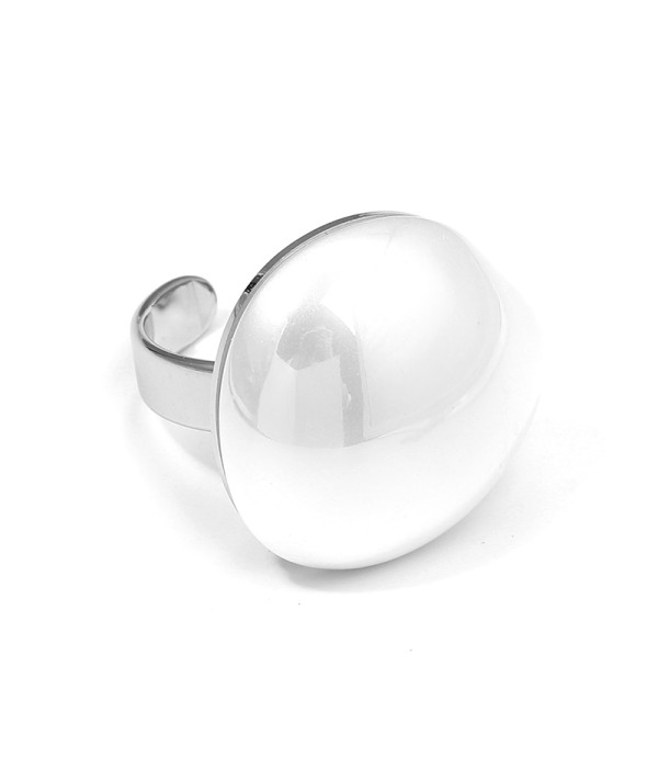 Anillo plateado con perla ovalada