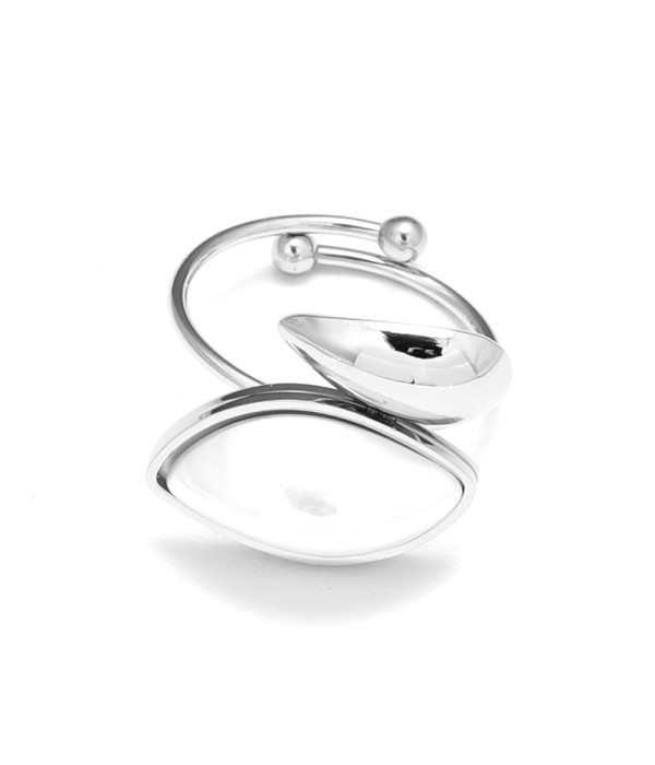 Anillo plateado con óvalo puntiagudo y gota