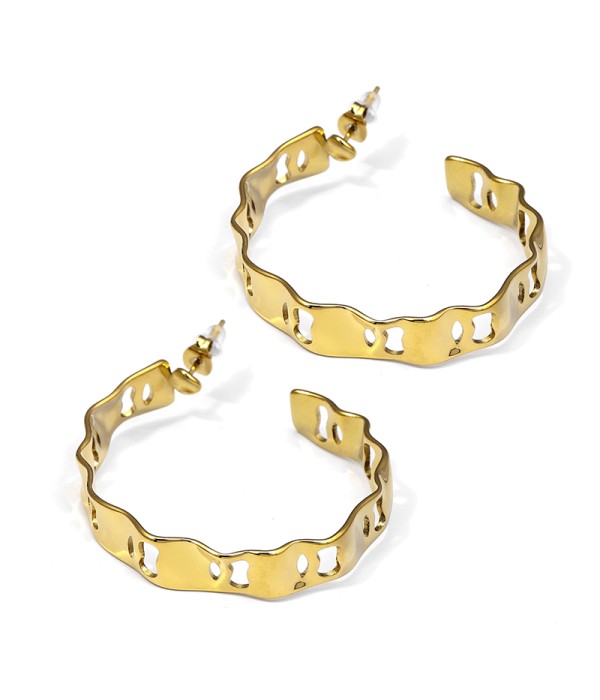 Pendientes aro dorado con diseño calado ondulado