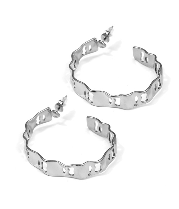 Pendientes aro plateado con diseño calado ondulado