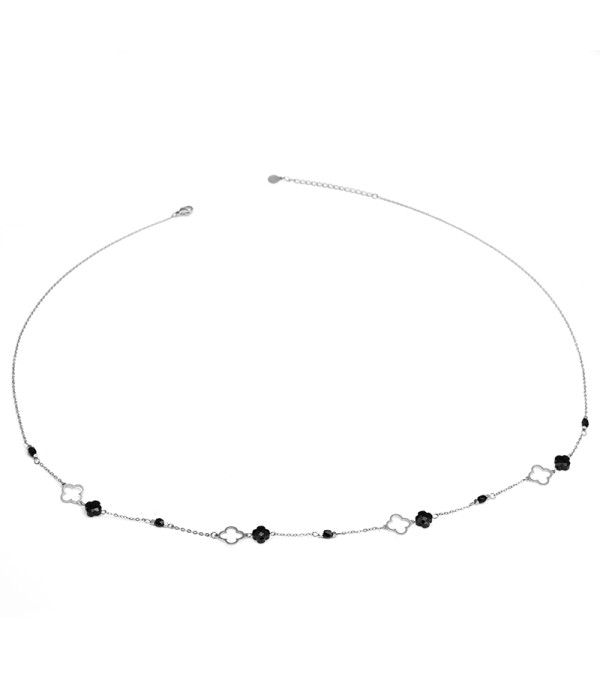 Collar plateado con tréboles y cuentas negras